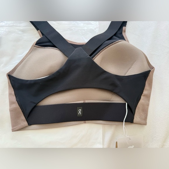 On Running Women’s Performance Flex Bra Print in Cinder/Black - Picture 8 of 10